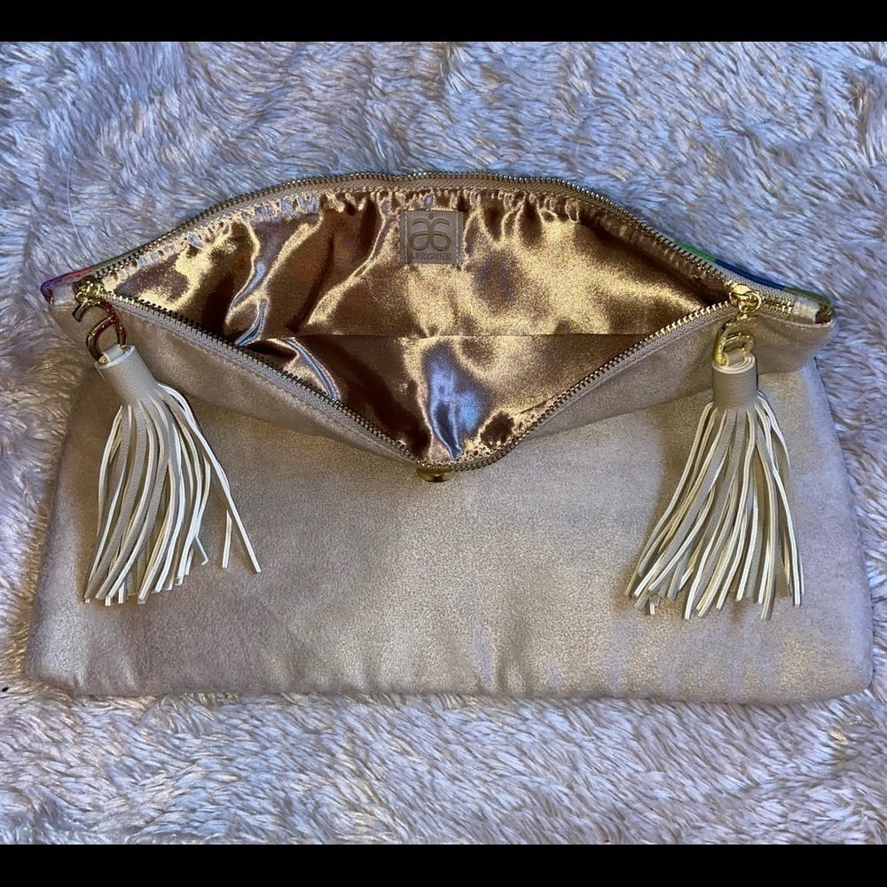 Arbonne
Treasures The Rainforest Purse Multi-color/Beige Vegan Leather Clutch    - Picture 12 of 15